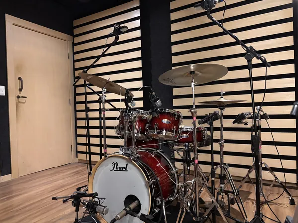 Bateria montada e microfonada na sala de gravação
