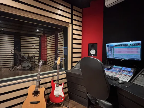 Sala de controle do Estúdio B2, com o vidro para a sala de gravação ao fundo